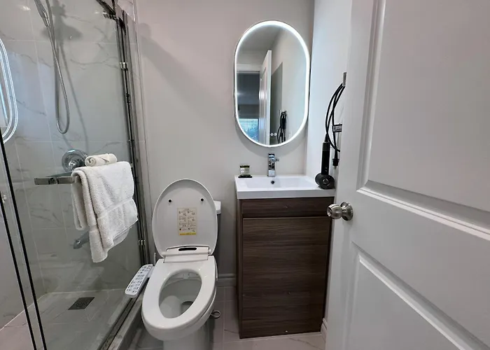 Modern Newly-Renovated Suite Free Parking
