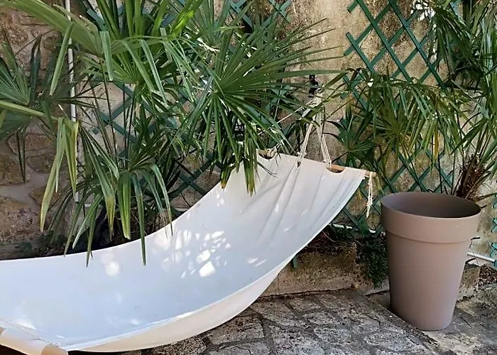 La Dolce Vita Justine