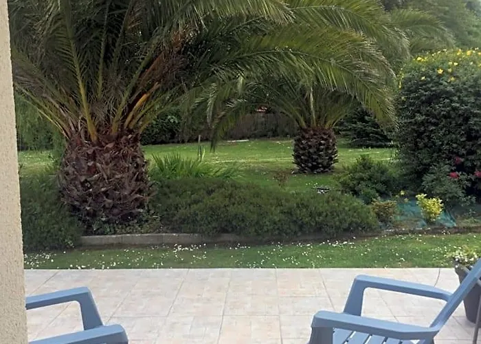 Cote Jardin Des Charmilles