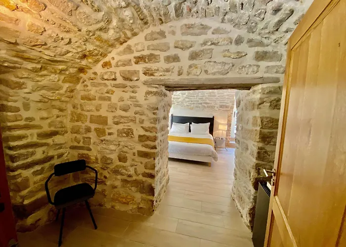 La Maison des Vendangeurs - TABLE D'HÔTES le soir du jeudi au lundi - Jacuzzi - Balnéo SPA - ACCES Piscine pour chambre Grafitti et chambre La Tour