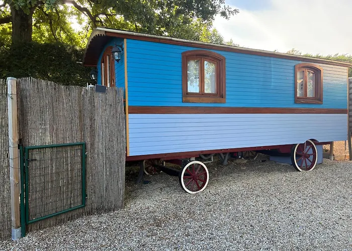 Roulotte Authentique aux Portes du Beaujolais climatisée avec terrasse Privative&Borne de Recharge