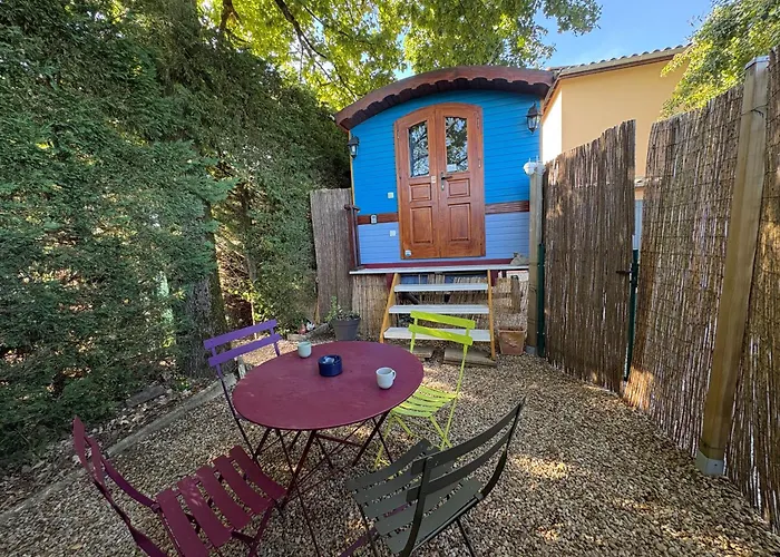 Roulotte Authentique aux Portes du Beaujolais climatisée avec terrasse Privative&Borne de Recharge
