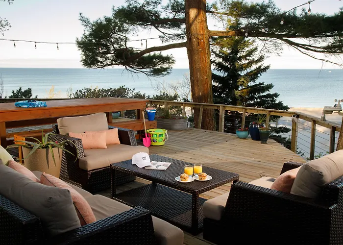 Looking Glass Beachfront Inn