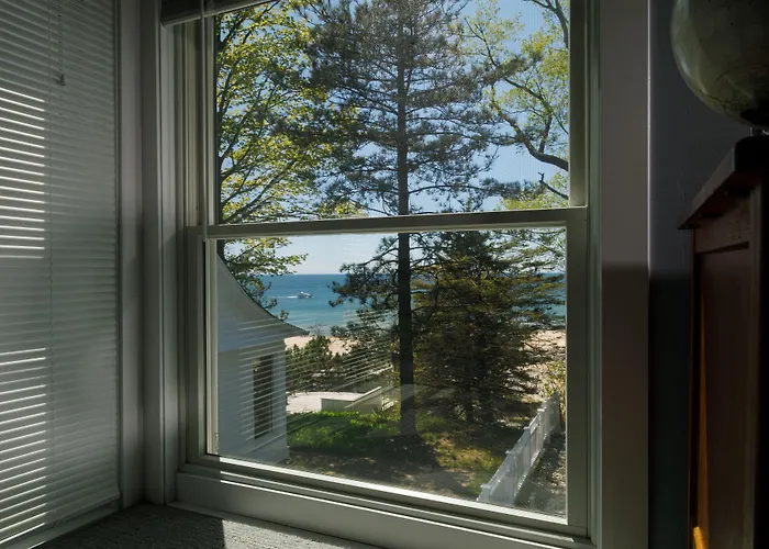Looking Glass Beachfront Inn