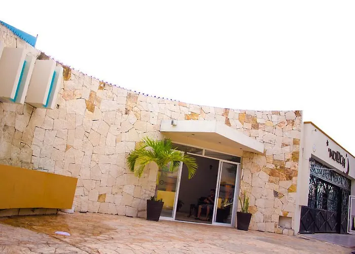 Moloch Hostel & Suites Cancun