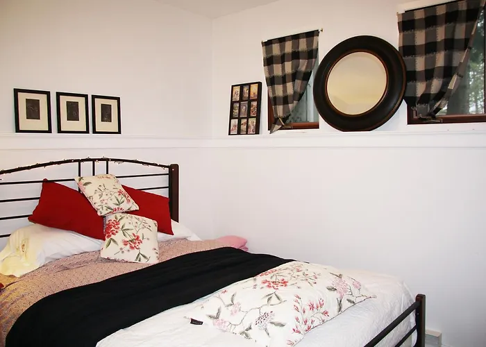 2 Moon Cottage