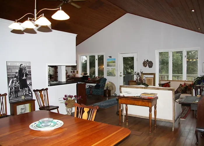 2 Moon Cottage