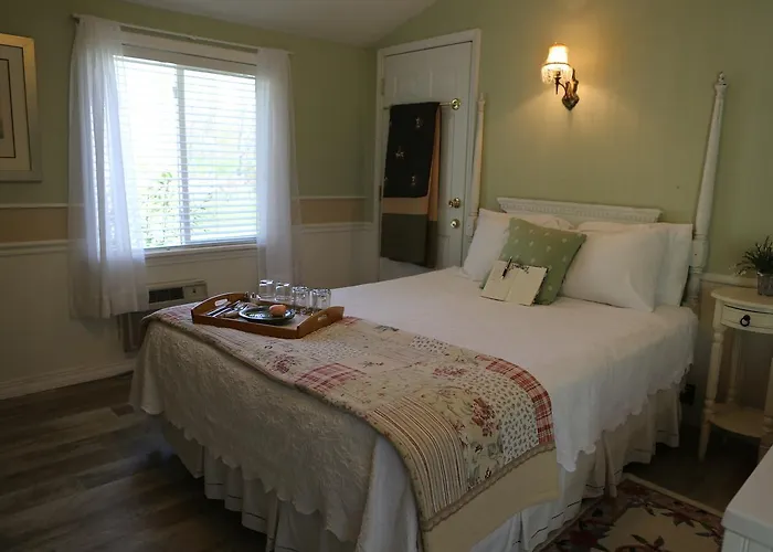 Martha'S Vineyard B & B