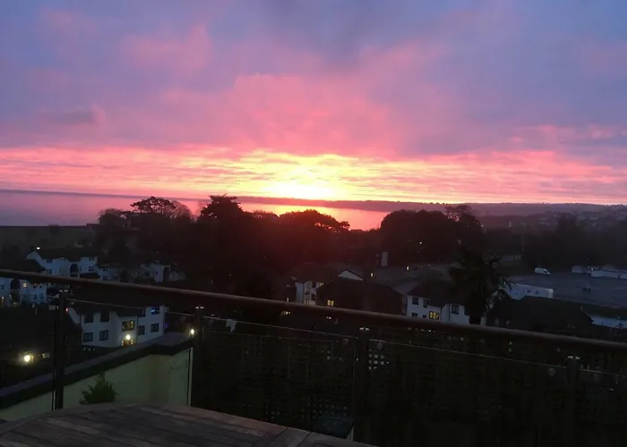 Luxury 3 Bedded Room With Sea Views And Parking